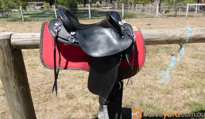 Barrack Black Leather Swinging Fender Halfbreed Saddle â€“ Barely Used on HorseYard.com.au